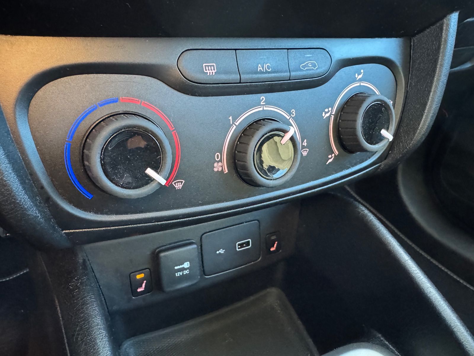 Fahrzeugabbildung Fiat Tipo 1.4 Easy*TEMPO*LED*KLIMA*SHZ*PDC*BT*DAB