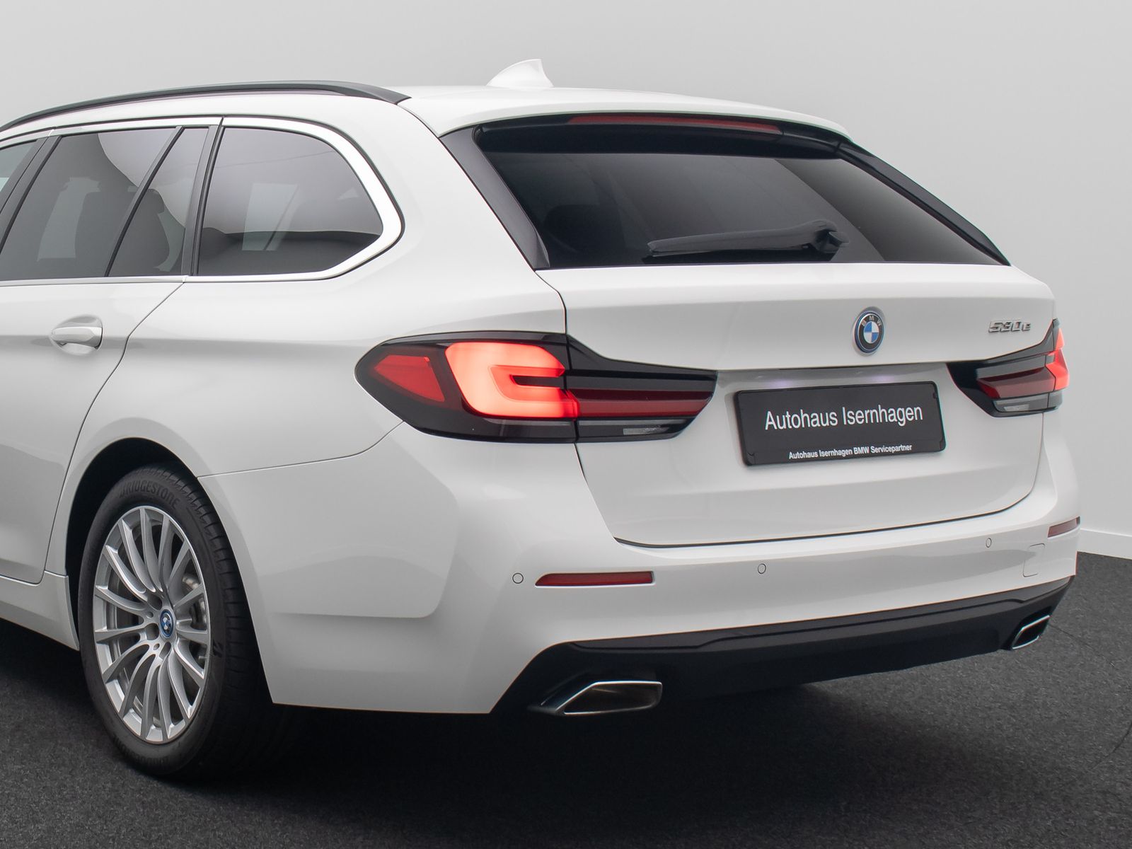 Fahrzeugabbildung BMW 530e HUD DAB Alarm Panorama HiFi Sport Leder