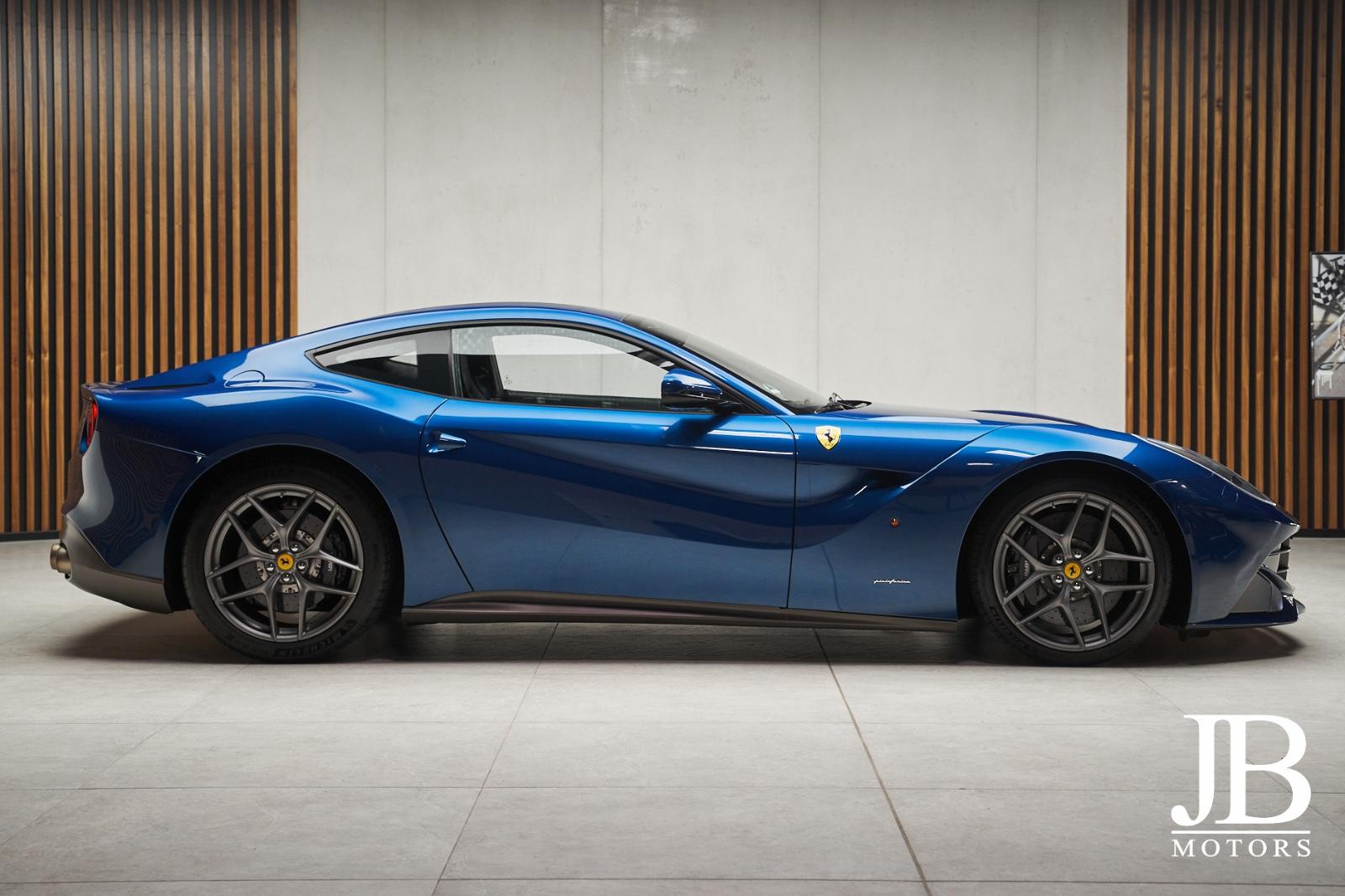 Ferrari F12 Berlinetta V12 740 ch • Atelier Car Blu Abu Dhabi • Carbone • Baquets carbone • Lift • 37 000 km