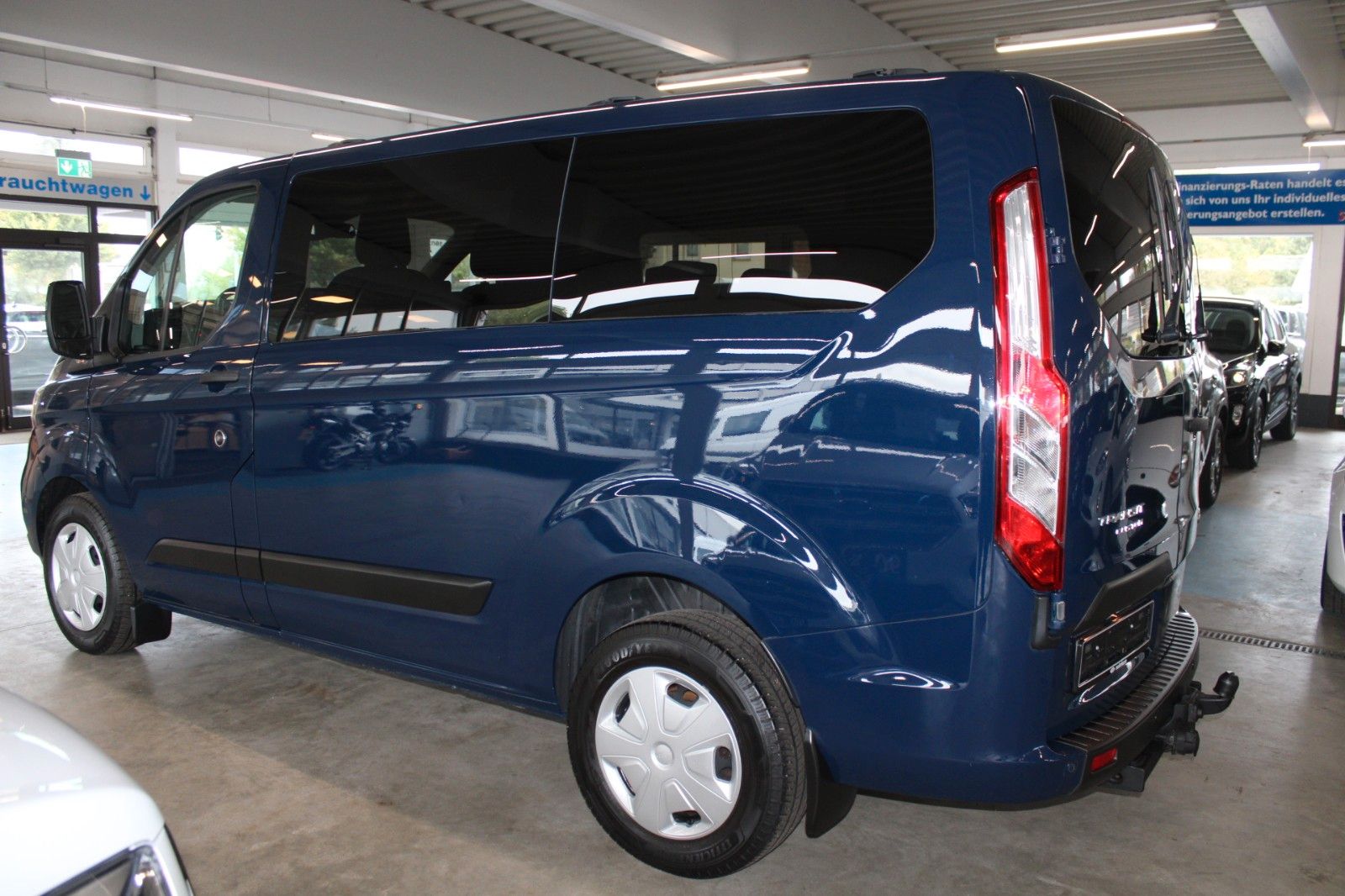 Fahrzeugabbildung Ford Transit Custom TREND 9-Sitzer Klima AHK NAVI uvm