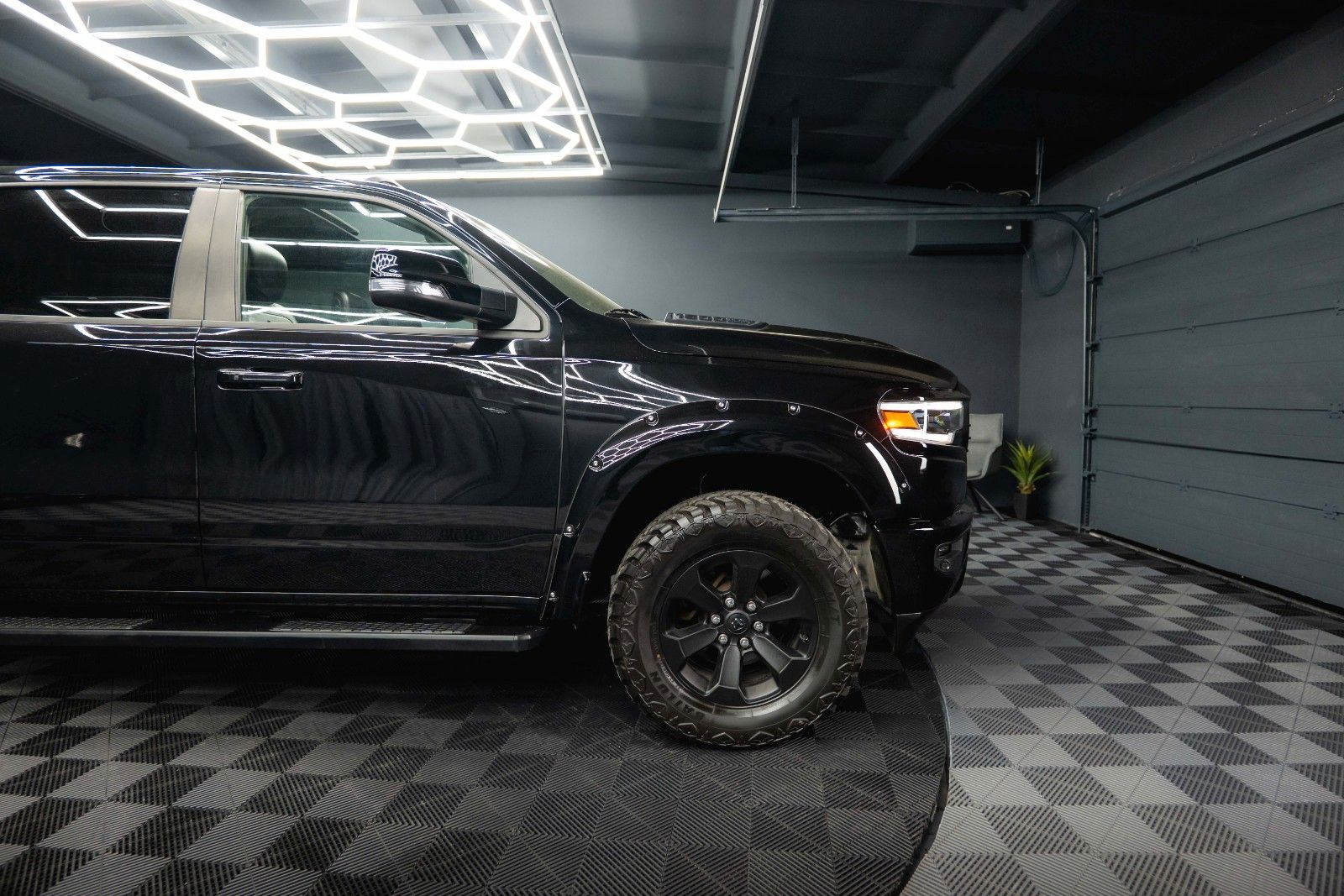 Fahrzeugabbildung Dodge RAM 5.7 V8 HEMI 4x4 REBEL LIMITED RamBox ACC 19%
