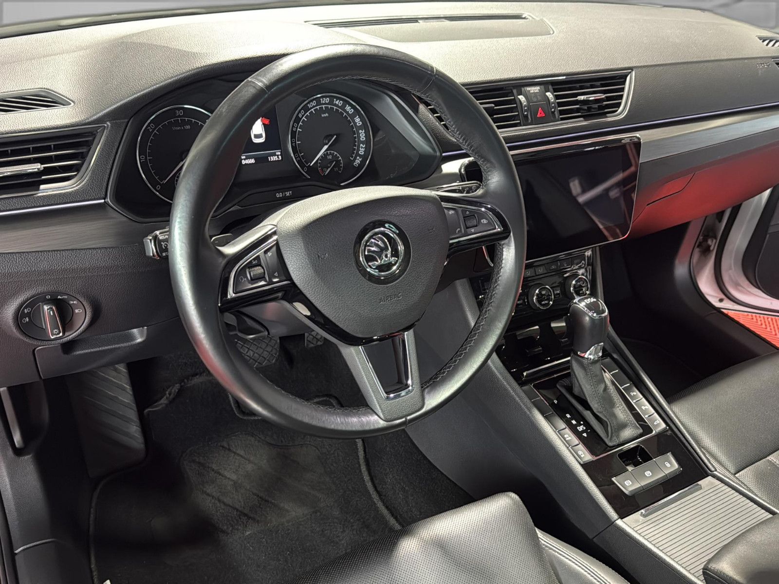 Fahrzeugabbildung SKODA Superb Combi Premium Edition/ AHK