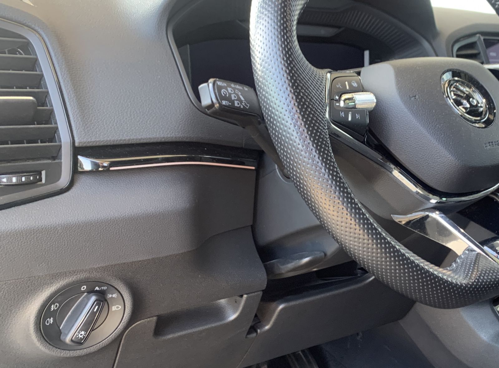 Fahrzeugabbildung SKODA Karoq 2.0 TDI*Sportline*4x4*AHK*LED*CANTON*ACC*