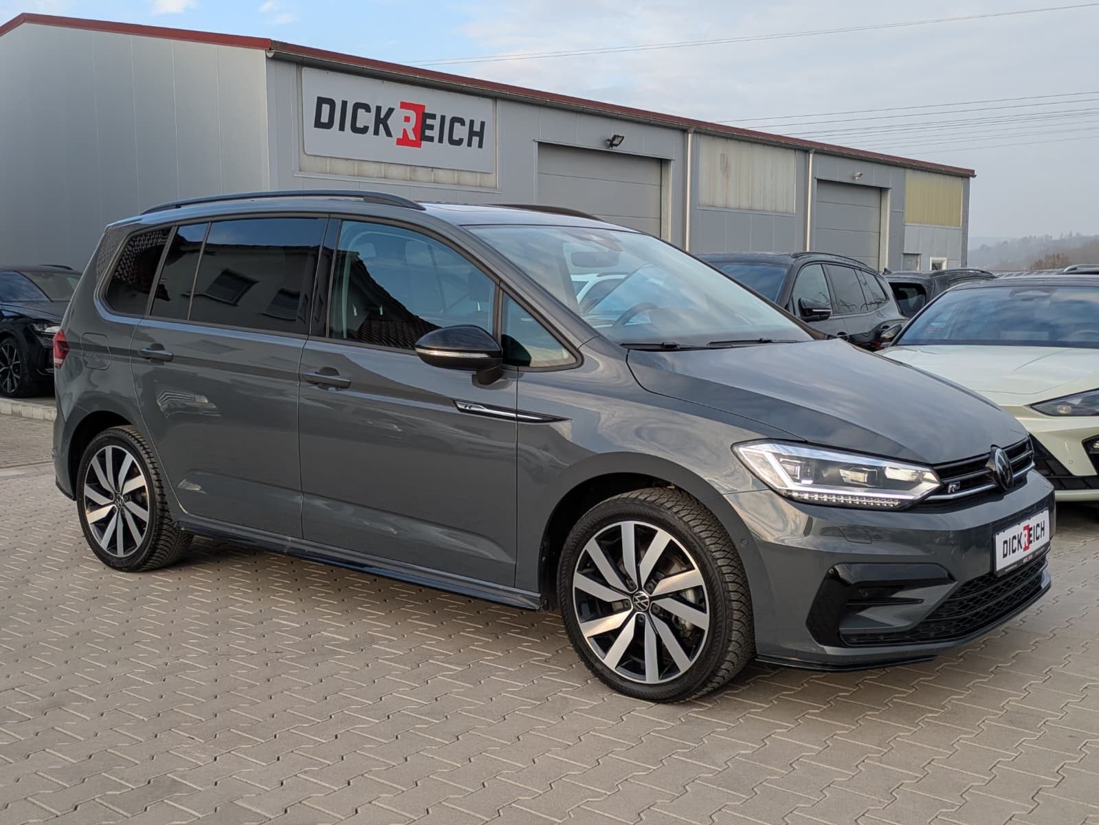 Fahrzeugabbildung Volkswagen Touran 2.0 DSG R-Line High BLACK Pano 7Si IQ AHK