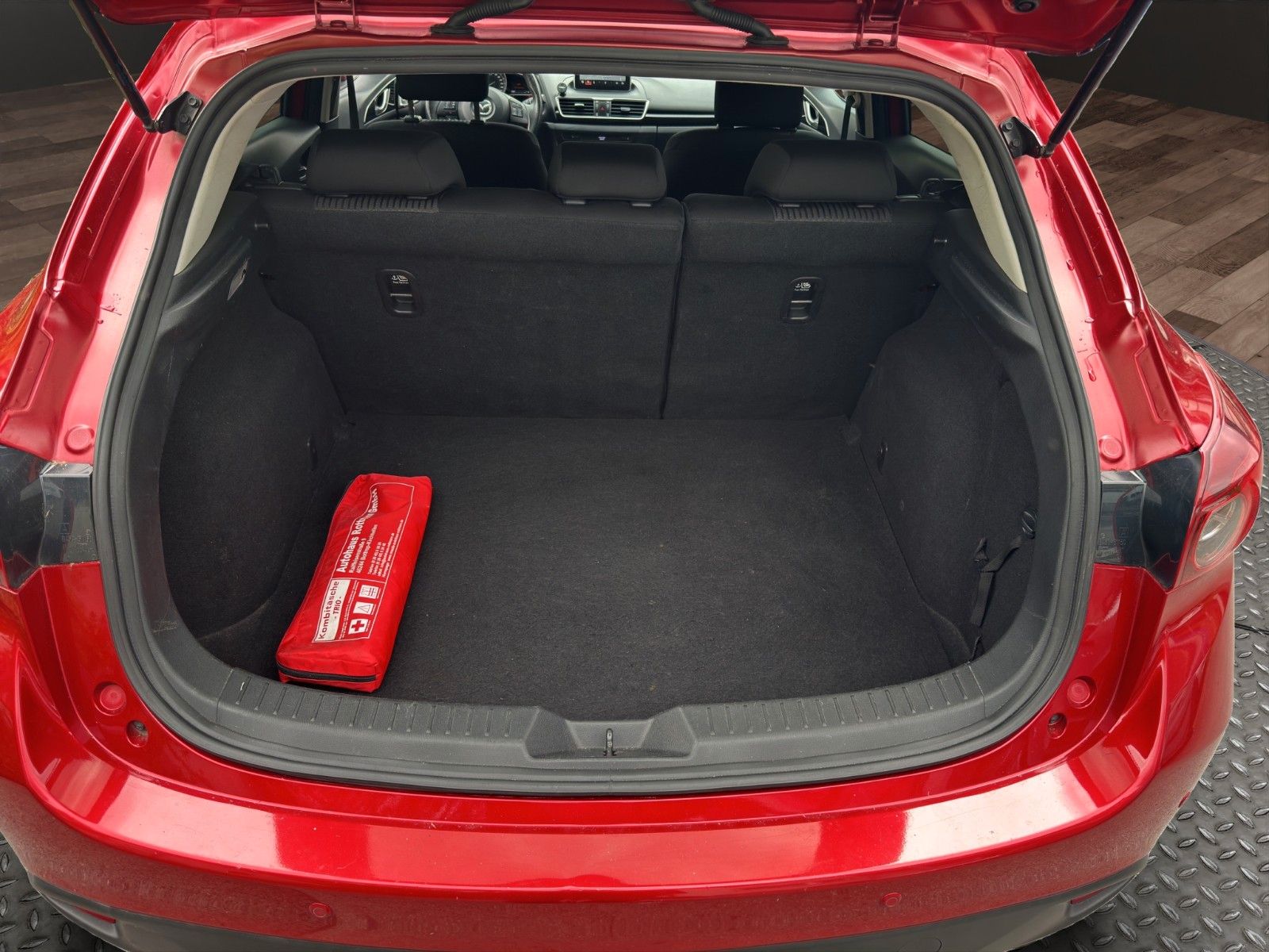 Fahrzeugabbildung Mazda 3 Lim. Center-Line Klimaaut./Sitzheizung/Navi