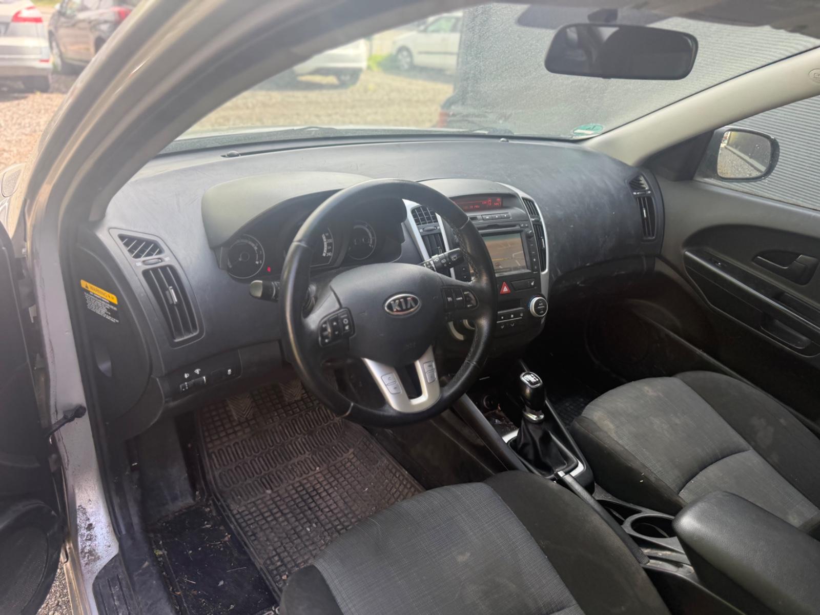 Kia cee'd 2012 — photo 18