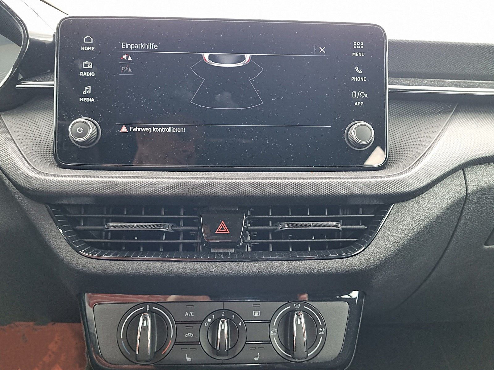 Fahrzeugabbildung SKODA Fabia Essence 1,0 TSI GRA PDC LED SHZ