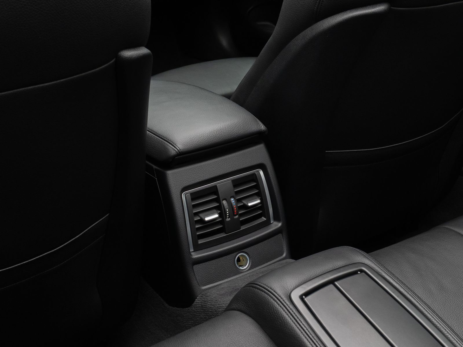 Fahrzeugabbildung BMW 420i Cabrio Sport Line DAB NaviPro Alarm Memory