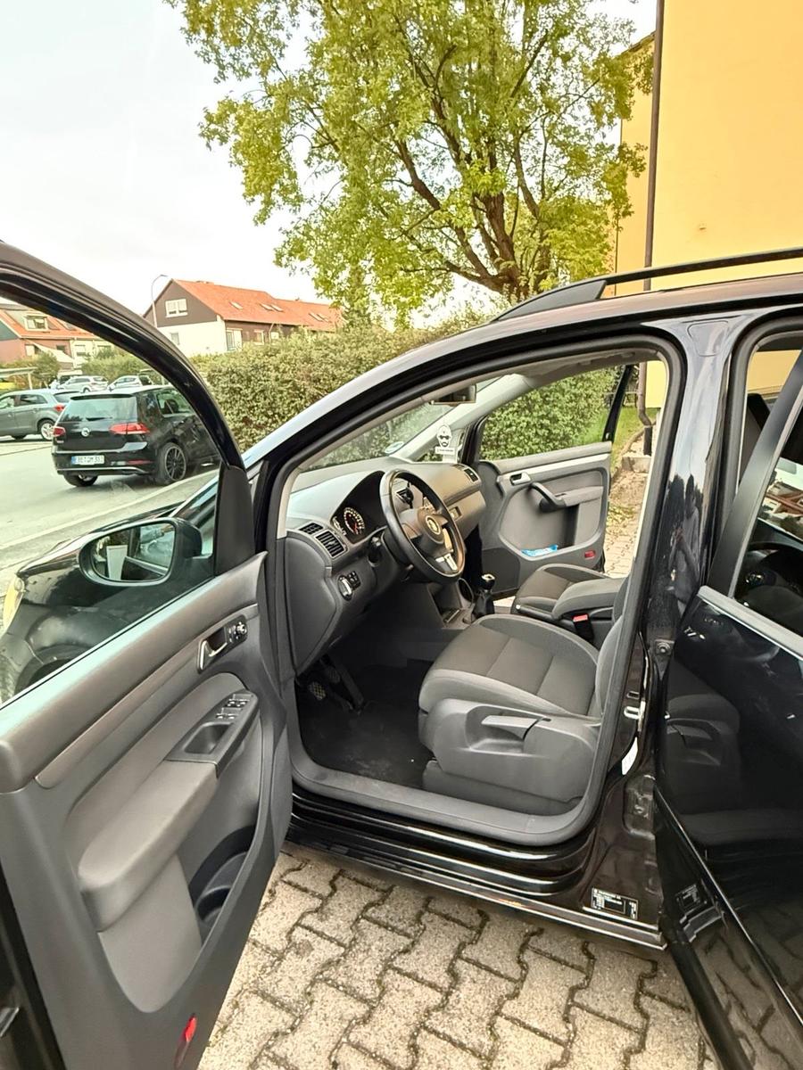 Volkswagen Touran 2011 — photo 9