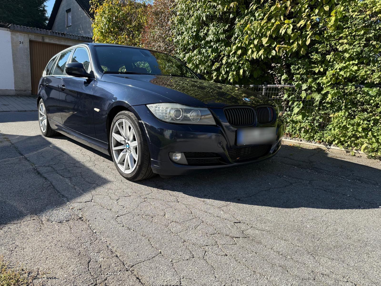BMW 330 2010 — rear view