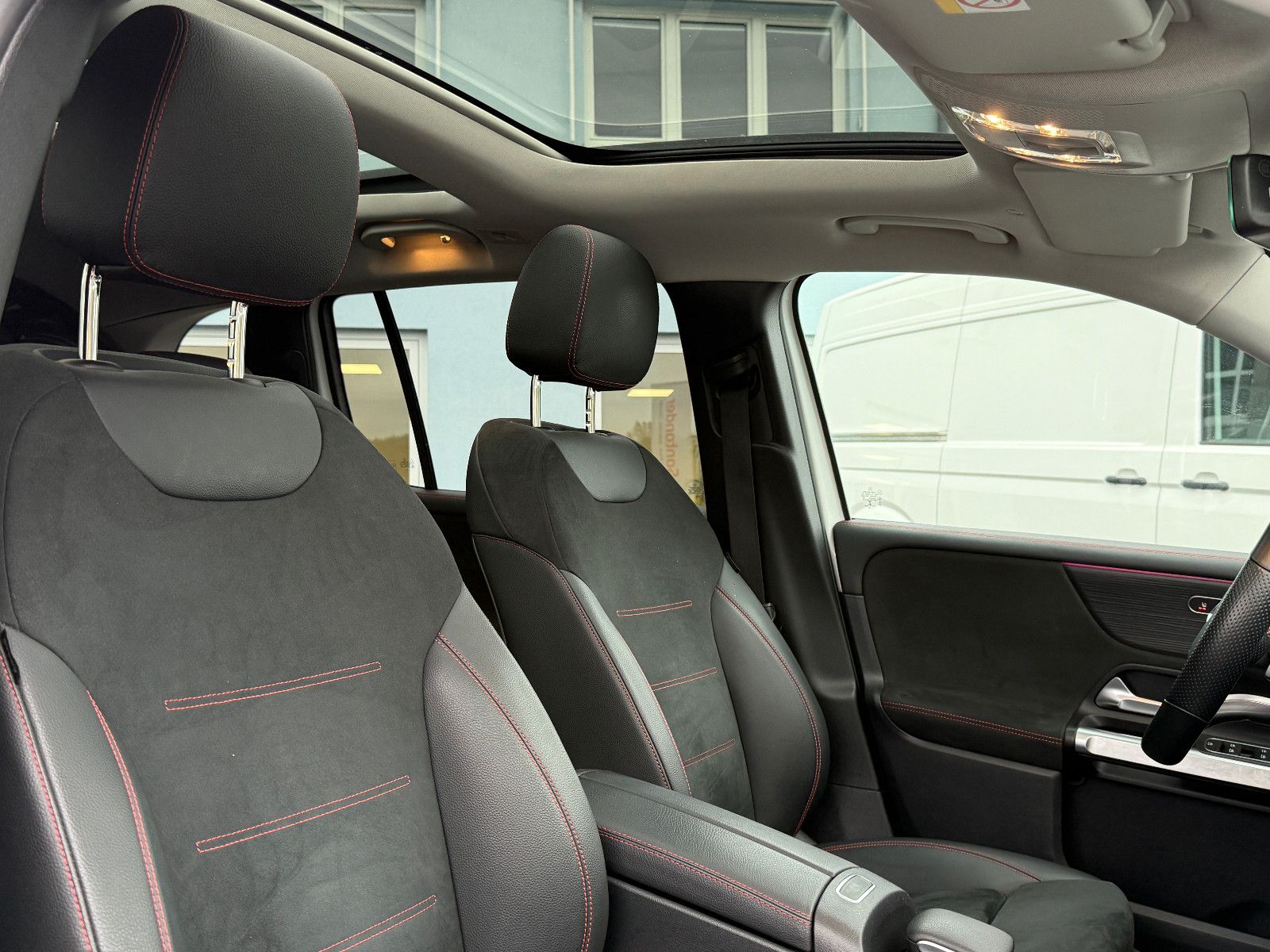 Fahrzeugabbildung Mercedes-Benz GLB 220d 4Matic AMG ACC AHK Kamera Ambiente Pano