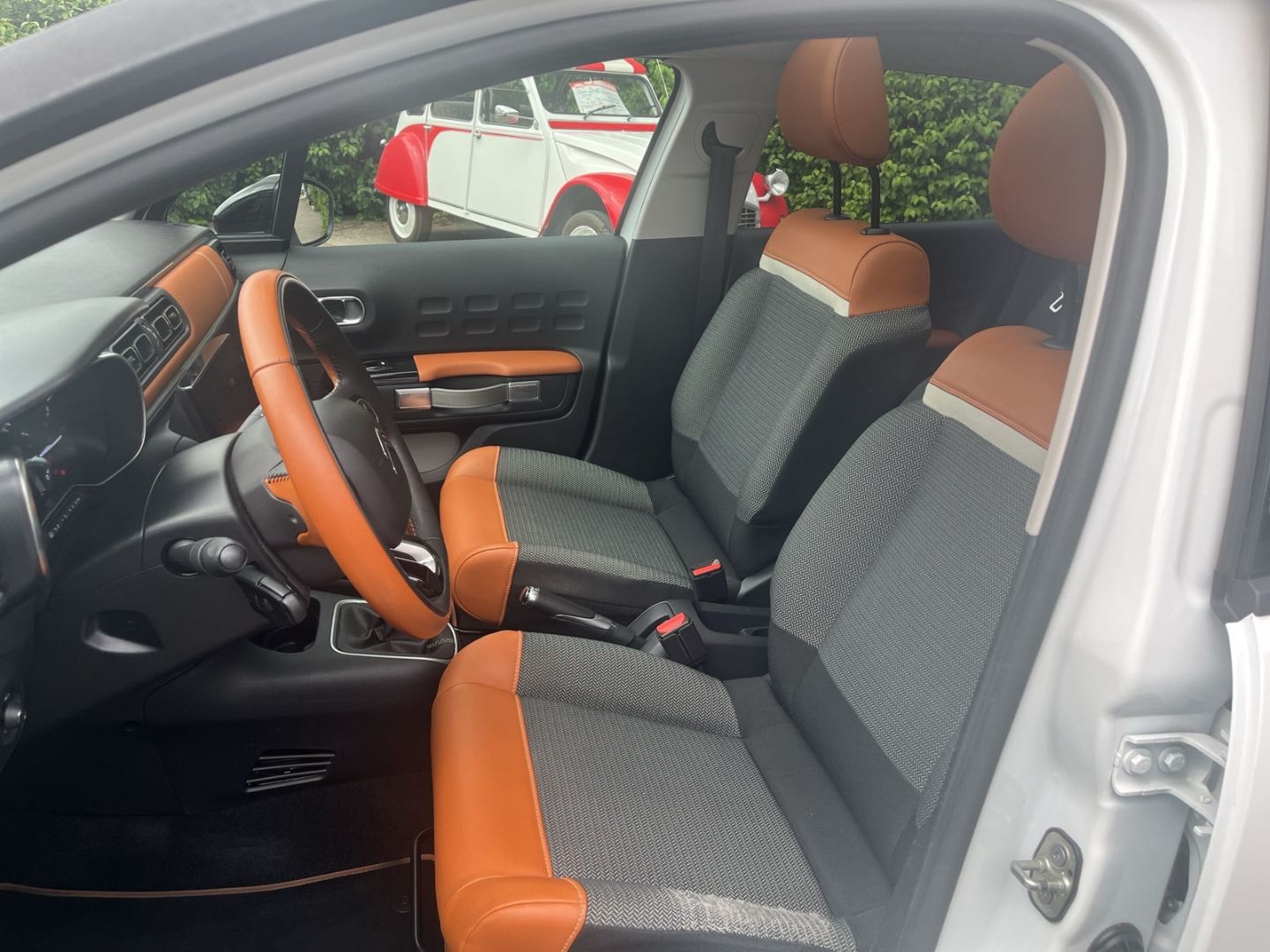 Fahrzeugabbildung Citroën C3 1.2 PureTech 110 Shine Panorama Navi DAB SHZ