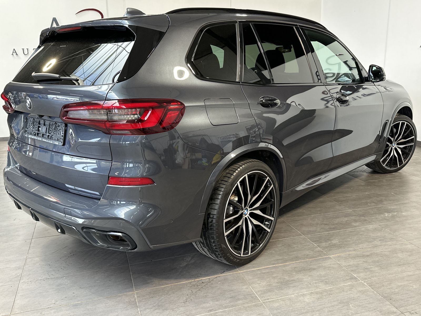 Fahrzeugabbildung BMW X5 M50i NAV+LASER+AHK+HEAD-UP+22ZO+PANO+360GRAD