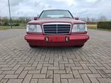 Mercedes-Benz E220 - Mercedes-Benz 220: Rot