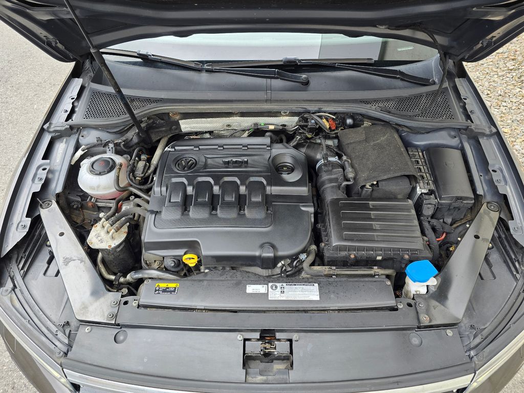 VW Passat Variant R-Line 2.0TDI 150PS DSG Pano DAB VW Passat Variant R-Line 2.0TDI 150PS DSG Pano DAB