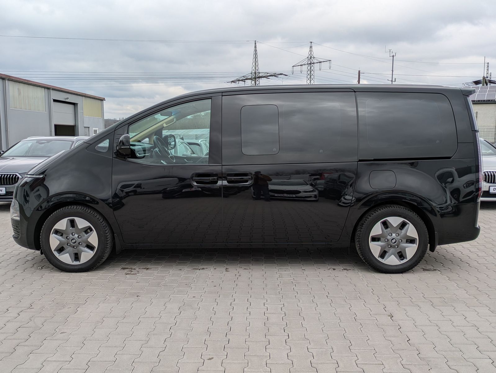 Fahrzeugabbildung Hyundai Staria 2.2 CRDi 4WD Prime*9*LED*PANO*360°KAM*ACC
