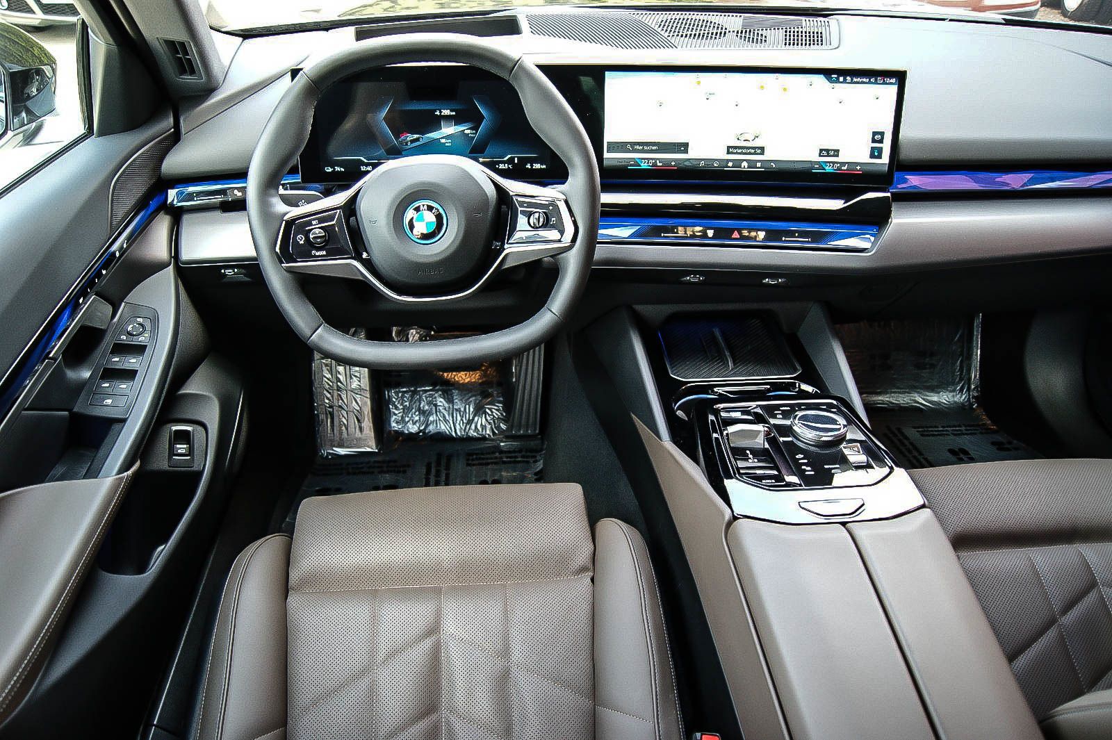 Fahrzeugabbildung BMW i5 Lim 40 eDrive HEAD-UP LEDER ESPRESSO KEYLESS