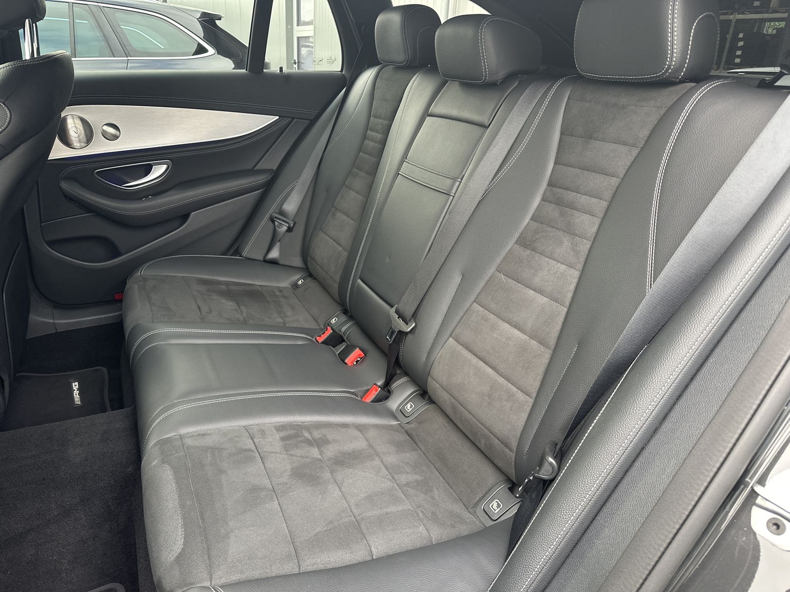 Fahrzeugabbildung Mercedes-Benz E 300de T 4Matic AMG-Line NAV+LED+360°+BURMESTER