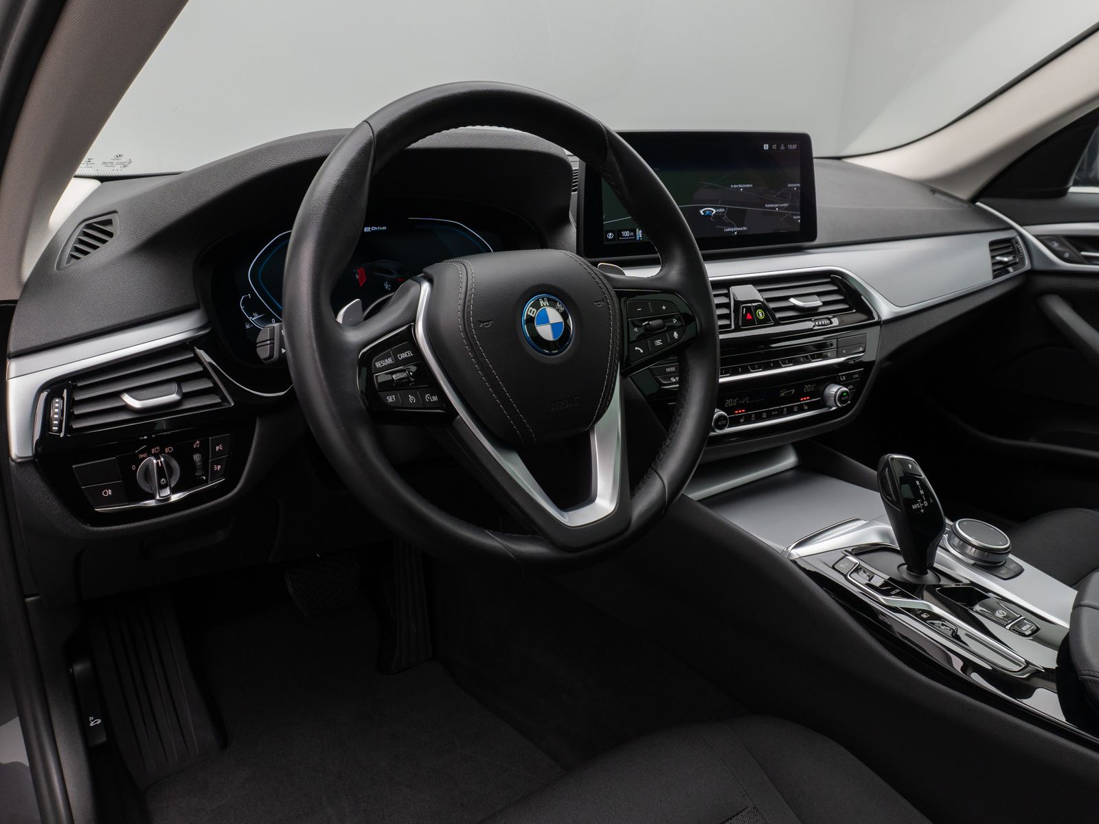 Fahrzeugabbildung BMW 530e xD Panorama DAB CockPitPro Alarm PDC 19Zoll