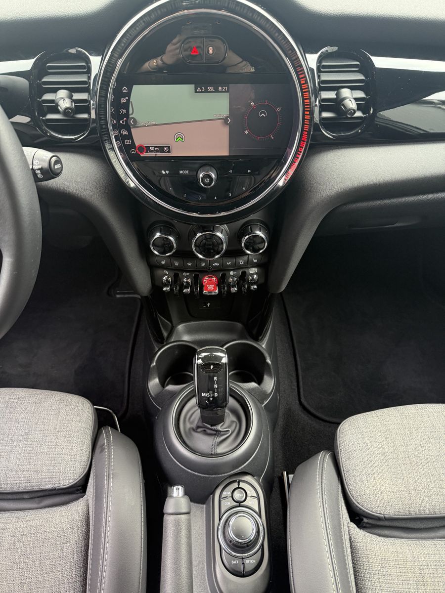 Fahrzeugabbildung MINI Cooper 5-Türer Classic Trim NAV+LED+DIGDISPL+KAM