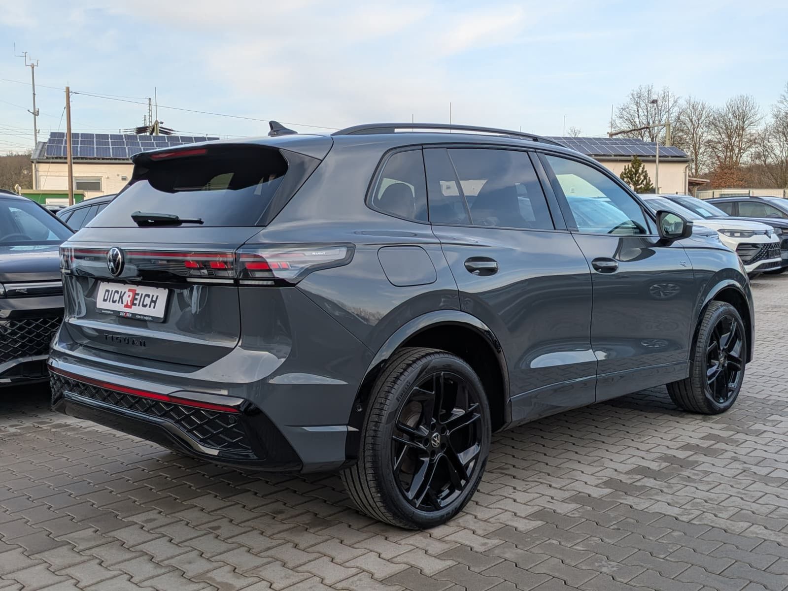 Fahrzeugabbildung Volkswagen Tiguan 2.0 TDI 4M R-Line BLACK*PAN*HK*AHK*MATRIX