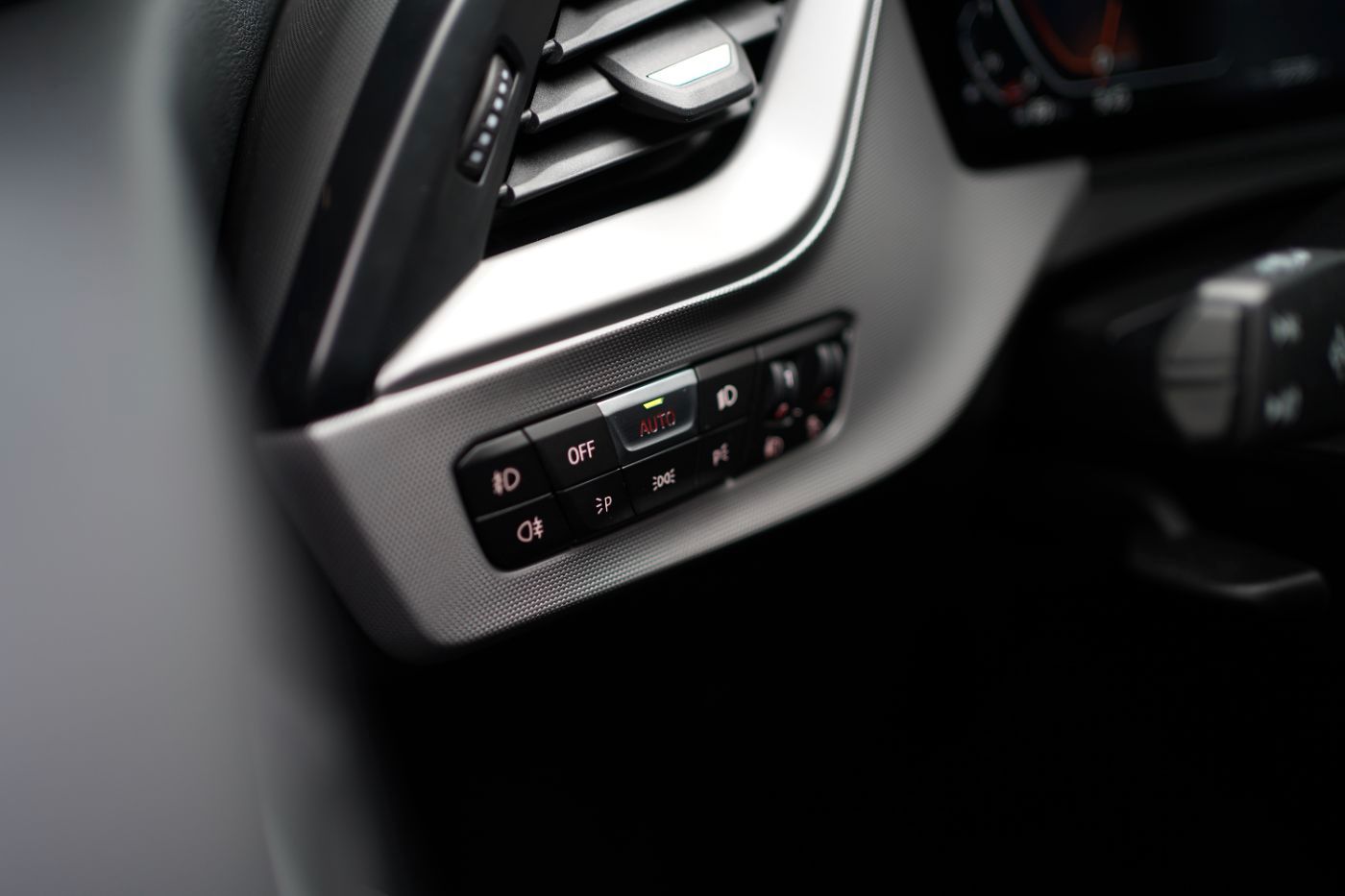 Fahrzeugabbildung BMW 118i Advantage +LED+PDC+LMR+Sport-Lederlenkrad+