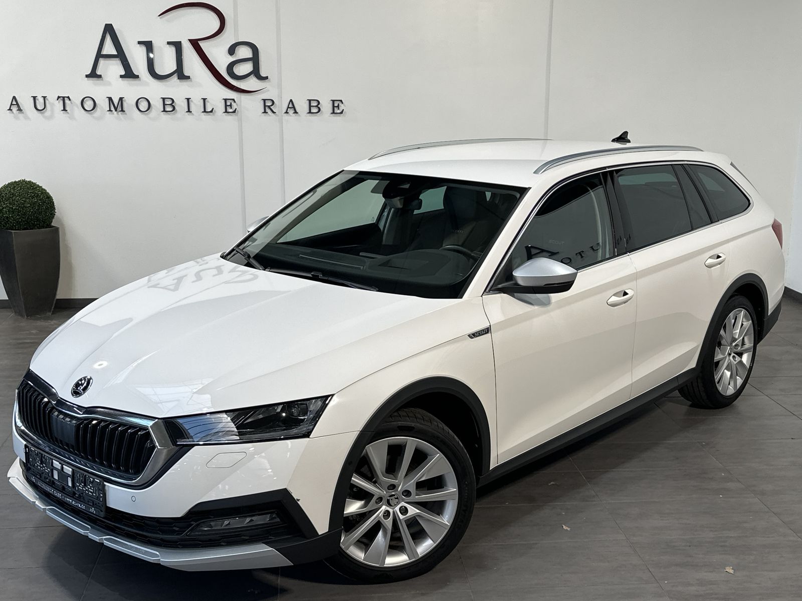 Fahrzeugabbildung SKODA Octavia Combi Scout 4x4 NAV+LED+AHK+HEAD-UP+18ZO