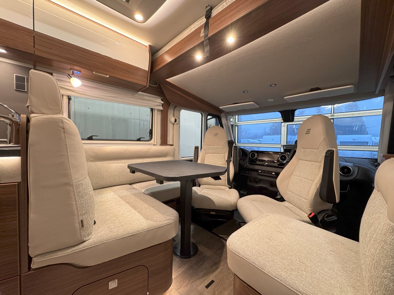 Fahrzeugabbildung HYMER / ERIBA / HYMERCAR B-Klasse MC-I White Line 600 - Vollausstattung!