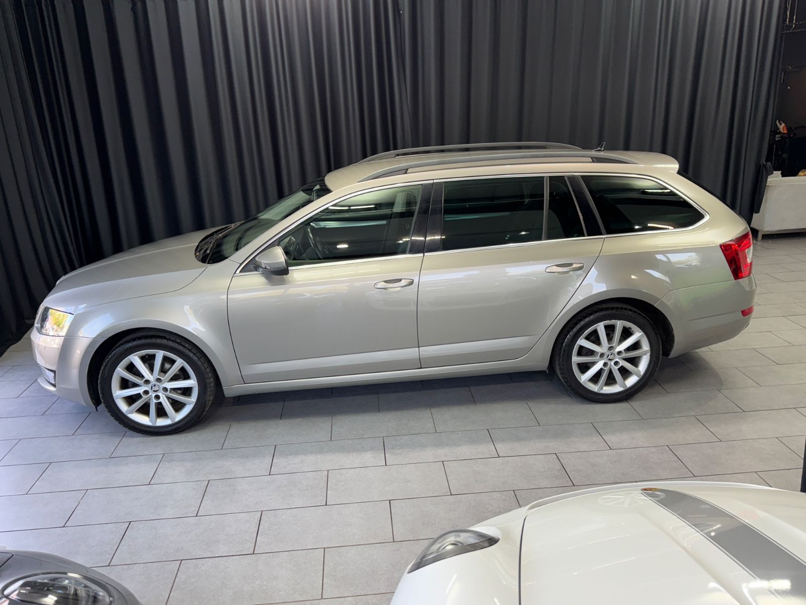 Fahrzeugabbildung SKODA Octavia Combi Elegance 4x4|NAVI|XENON|AHK|