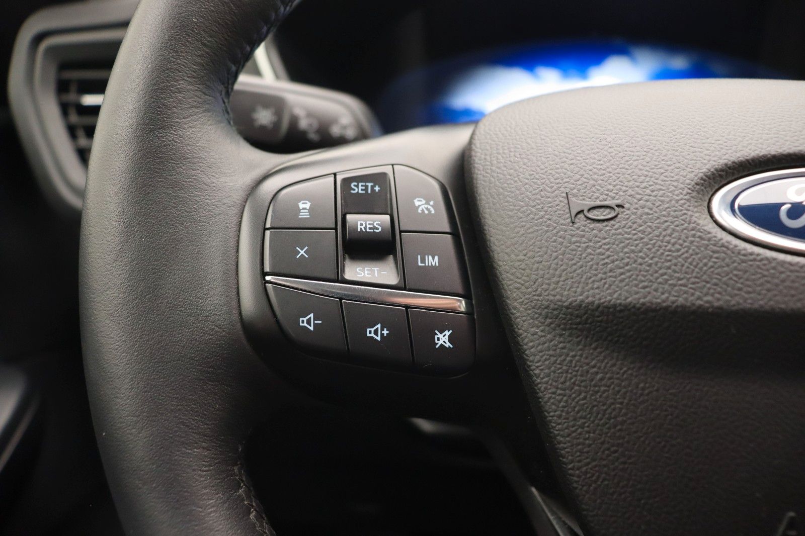 Fahrzeugabbildung Ford Kuga 1.5 Titanium X HUD AHK LED ACC