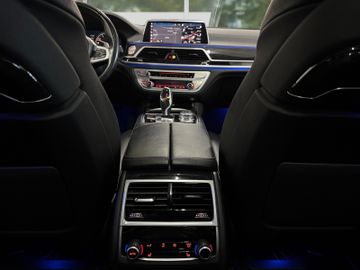BMW 750 - 12