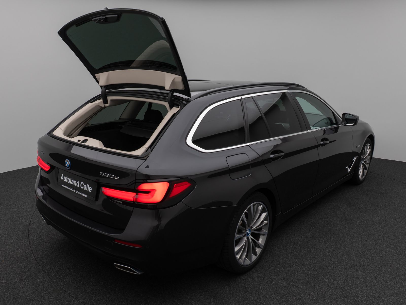Fahrzeugabbildung BMW 530e xD Panorama DAB CockPitPro Alarm PDC 19Zoll