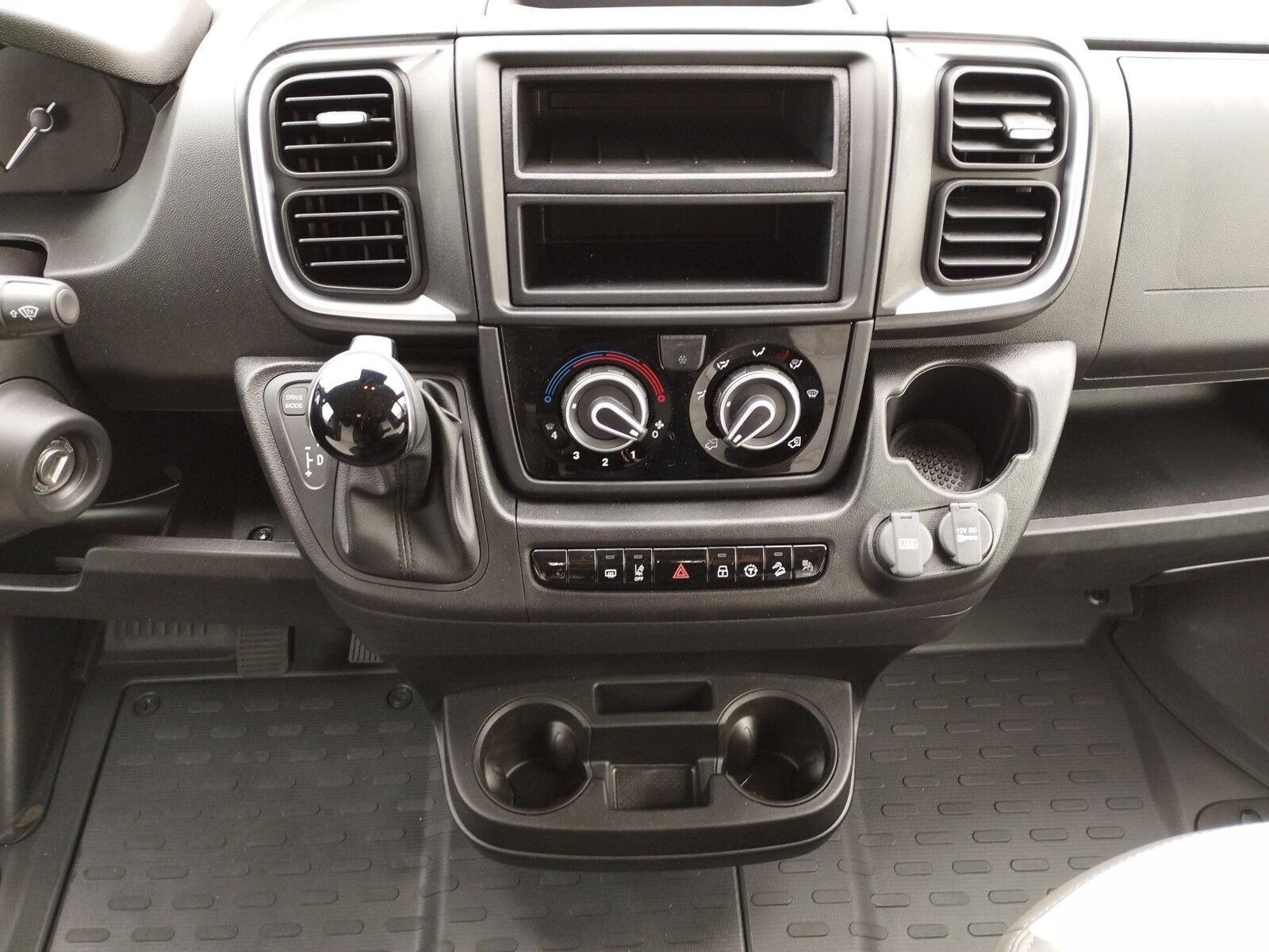 Fahrzeugabbildung Sunlight Adventure Cliff 600 Automatik, Dörr Edition, LTE