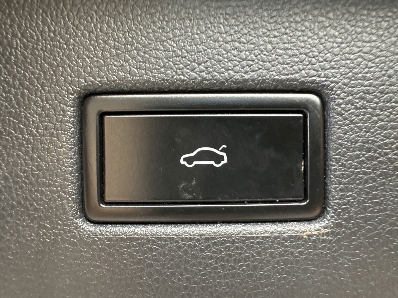 Fahrzeugabbildung Volkswagen Tiguan 2.0 TDI DSG 4M Sound NAV+LED+AHK+PANORAMA