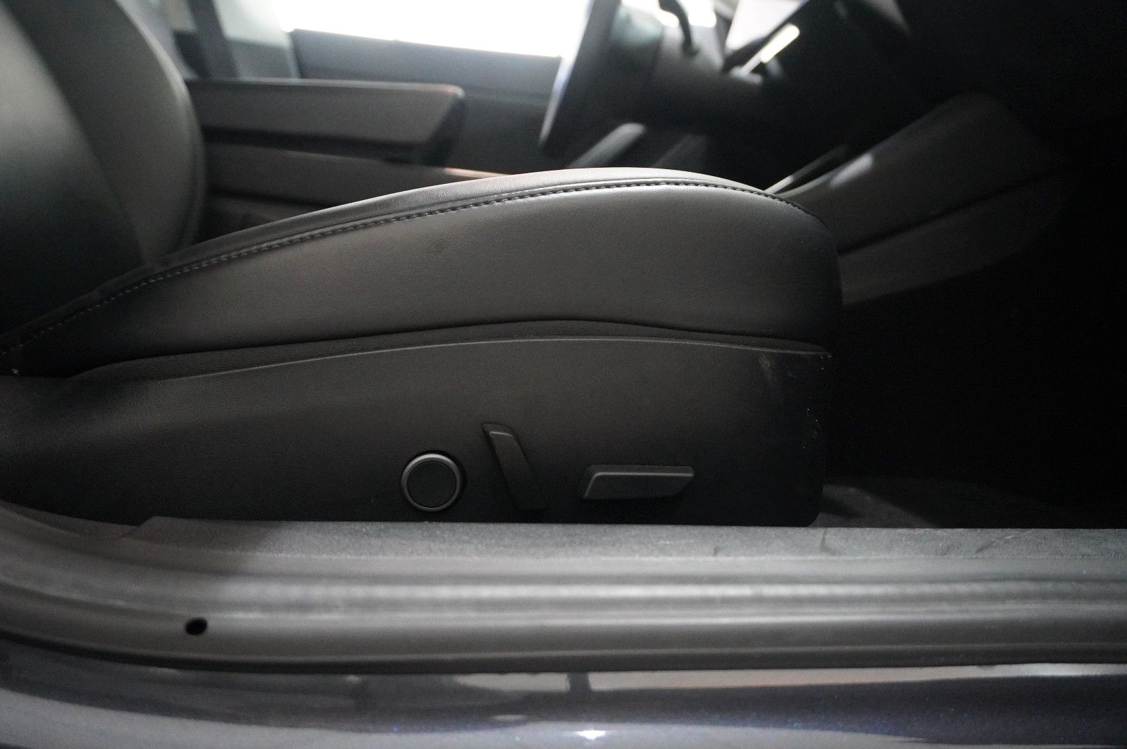 Fahrzeugabbildung Tesla Model 3 Standard Range Plus NAVI/KAMERA/AHK/FSD