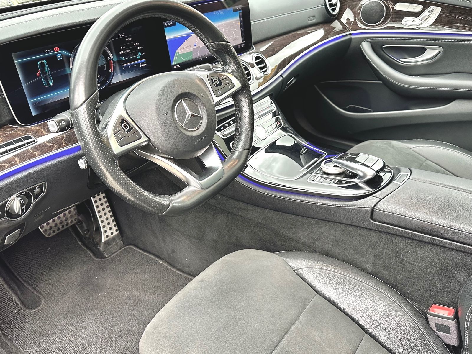 Fahrzeugabbildung Mercedes-Benz E 350 d T AMG LINE 4MATIC*PANO+M.2018*