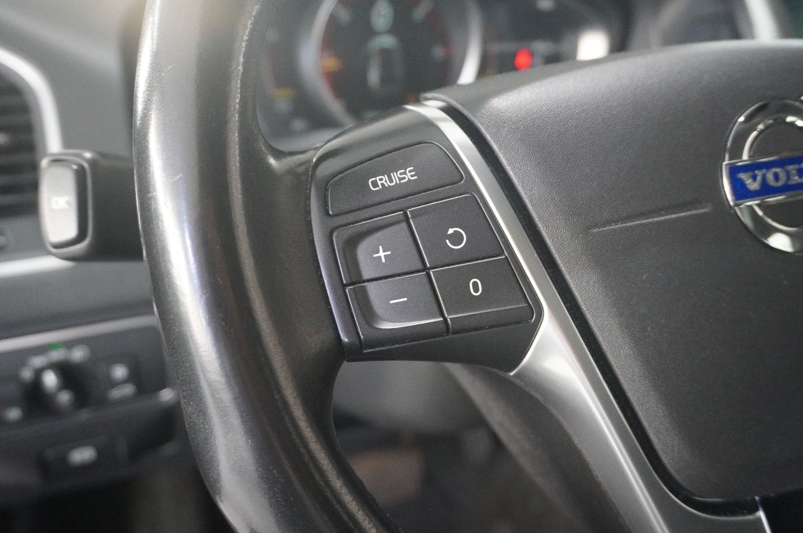 Fahrzeugabbildung Volvo XC 60 MOMENTUM 2WD NAVI/BI-XENON/SHZ/KAMERA/TEMP
