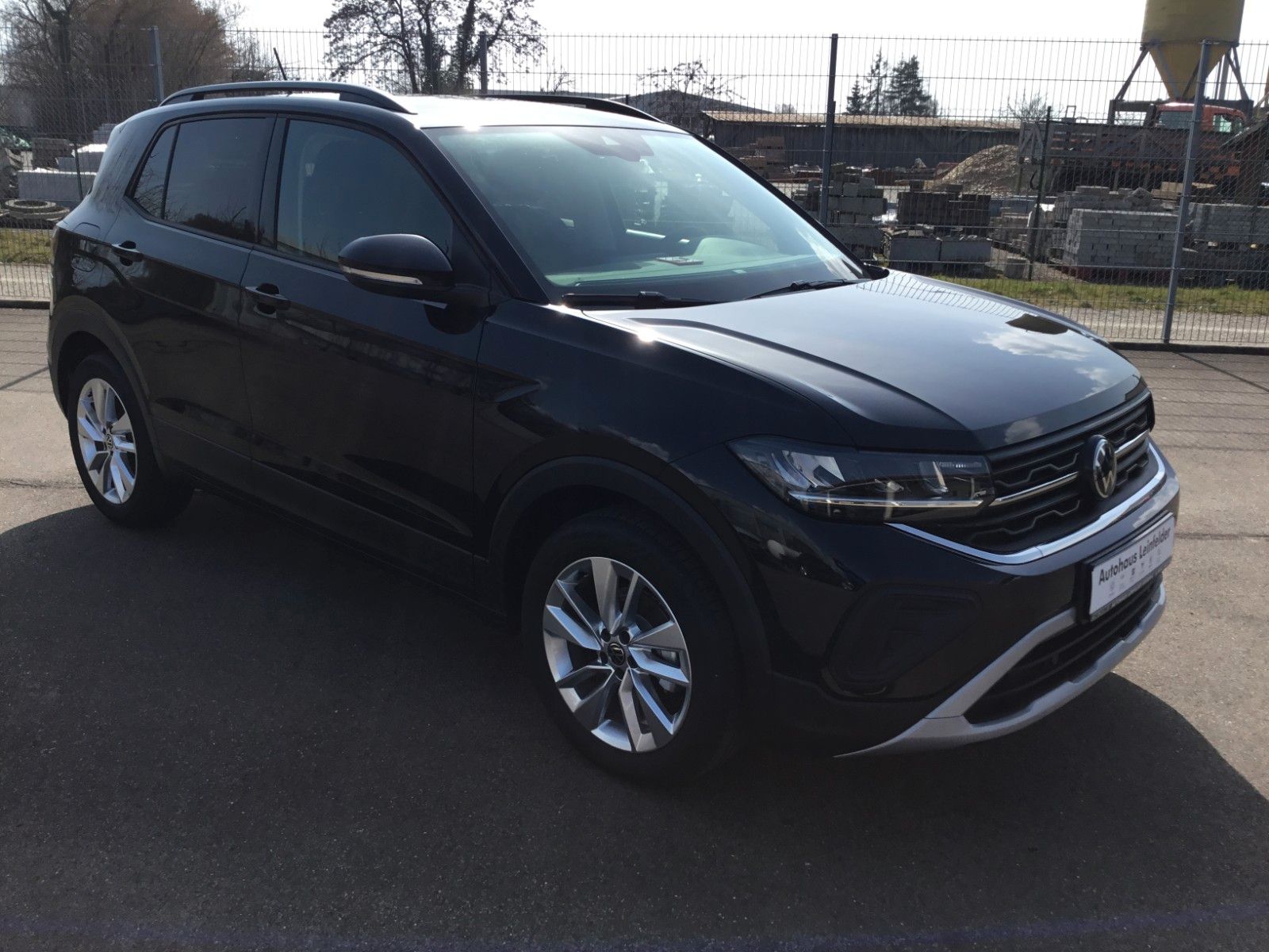 Fahrzeugabbildung Volkswagen T-Cross 1.0 TSI DSG Life+AHK+ACC+17"+Kamera