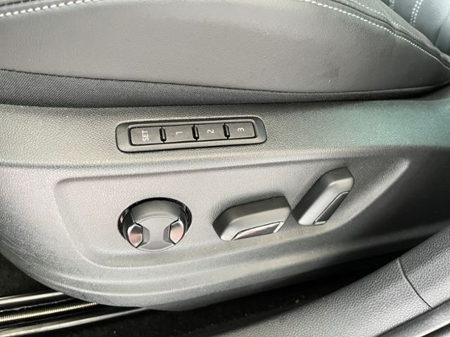 Fahrzeugabbildung SKODA Karoq 1.5 TSI DSG SPORTLINE KAMERA PANORAMA NAVI