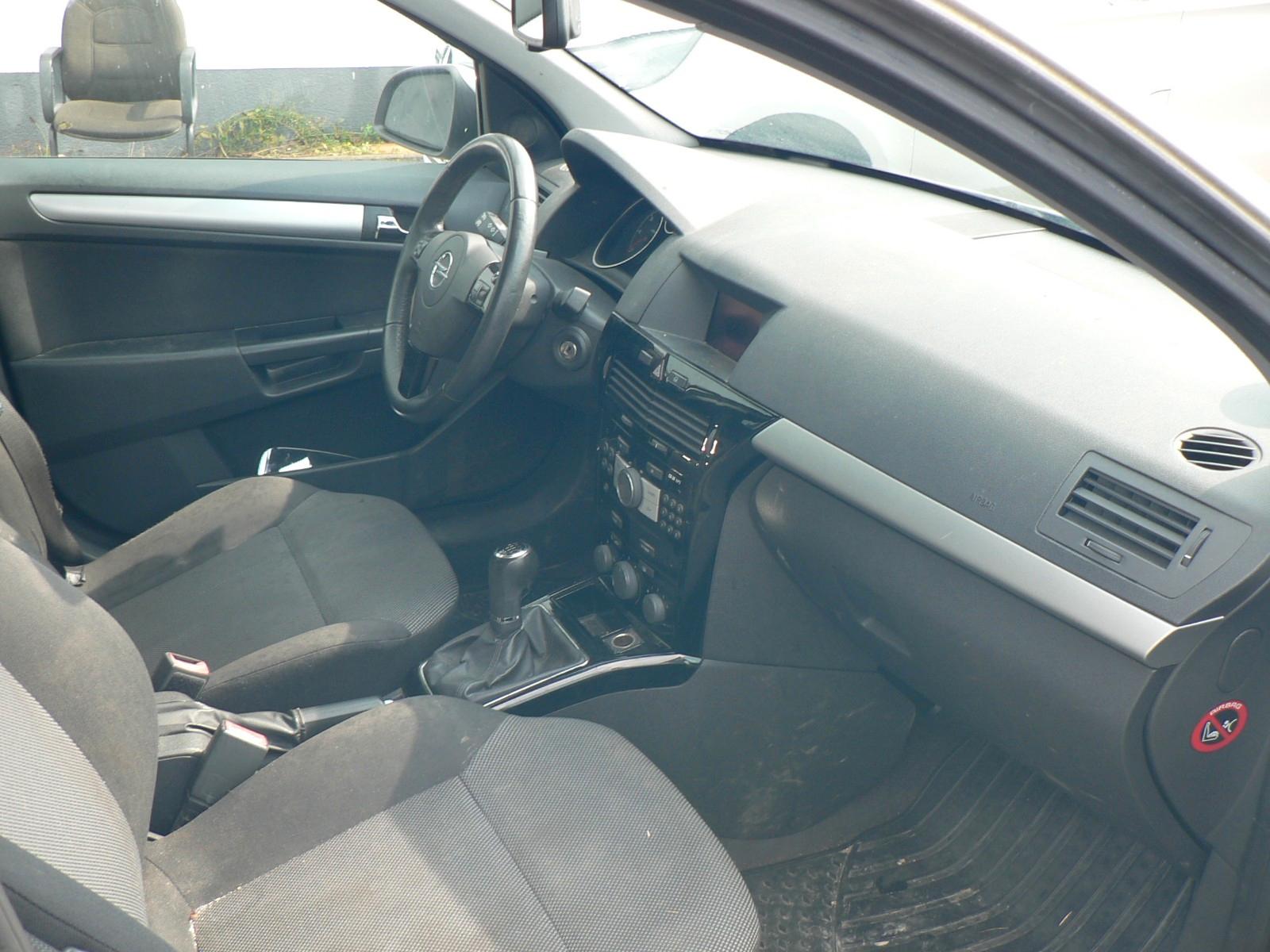 Opel Astra 2010 — photo 7