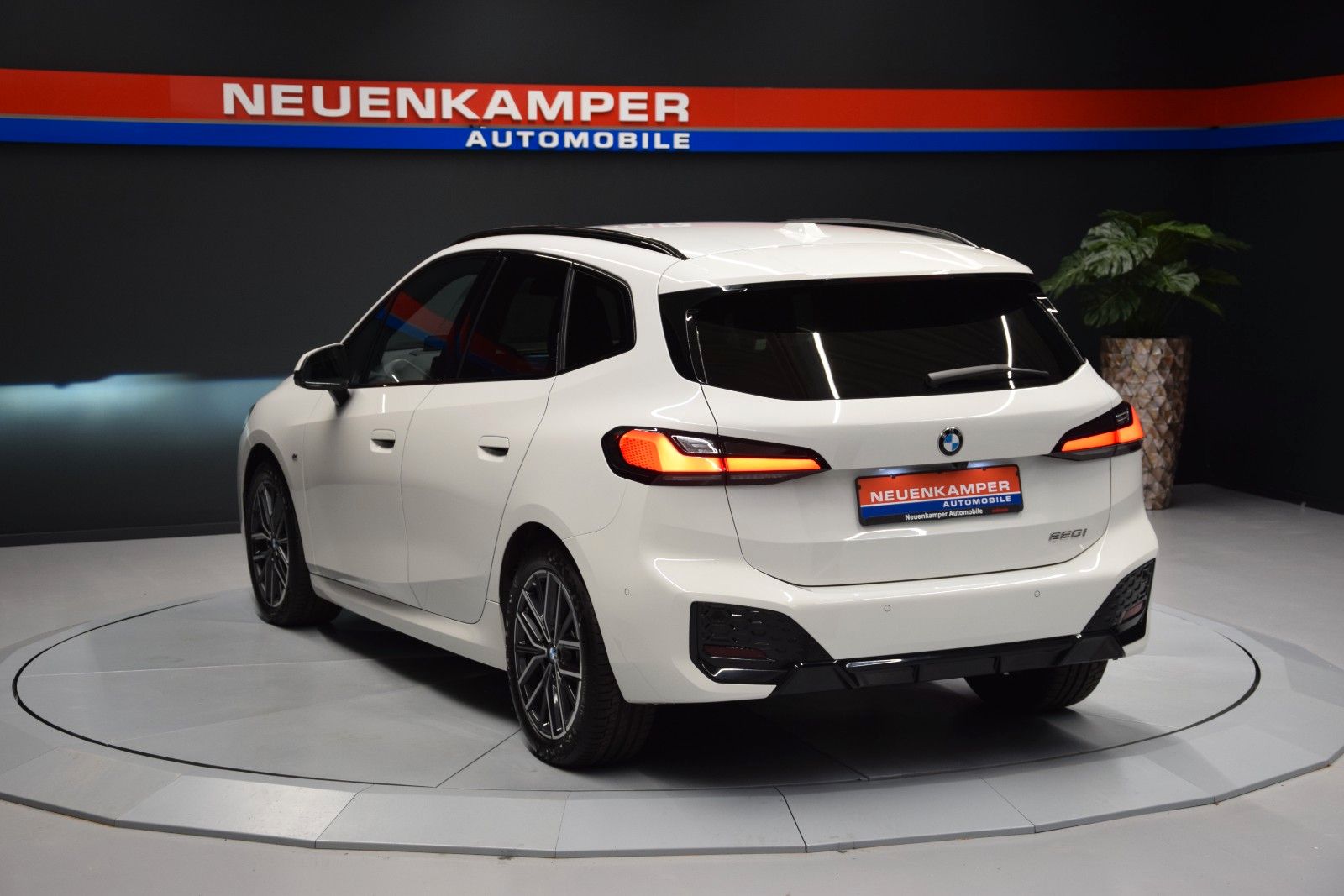 Fahrzeugabbildung BMW 220 i M Sport Active Tourer HuD H&k ACC AHK 360°