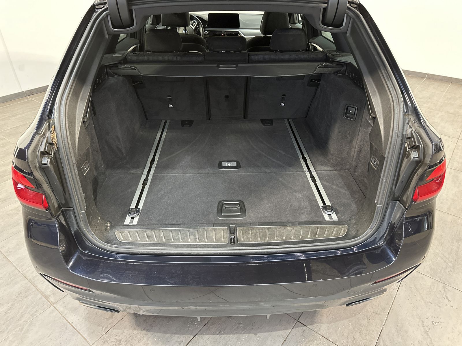 Fahrzeugabbildung BMW 520d Touring M-Sport NAV+LED+HIFI+KAMERA+18ZO+PP