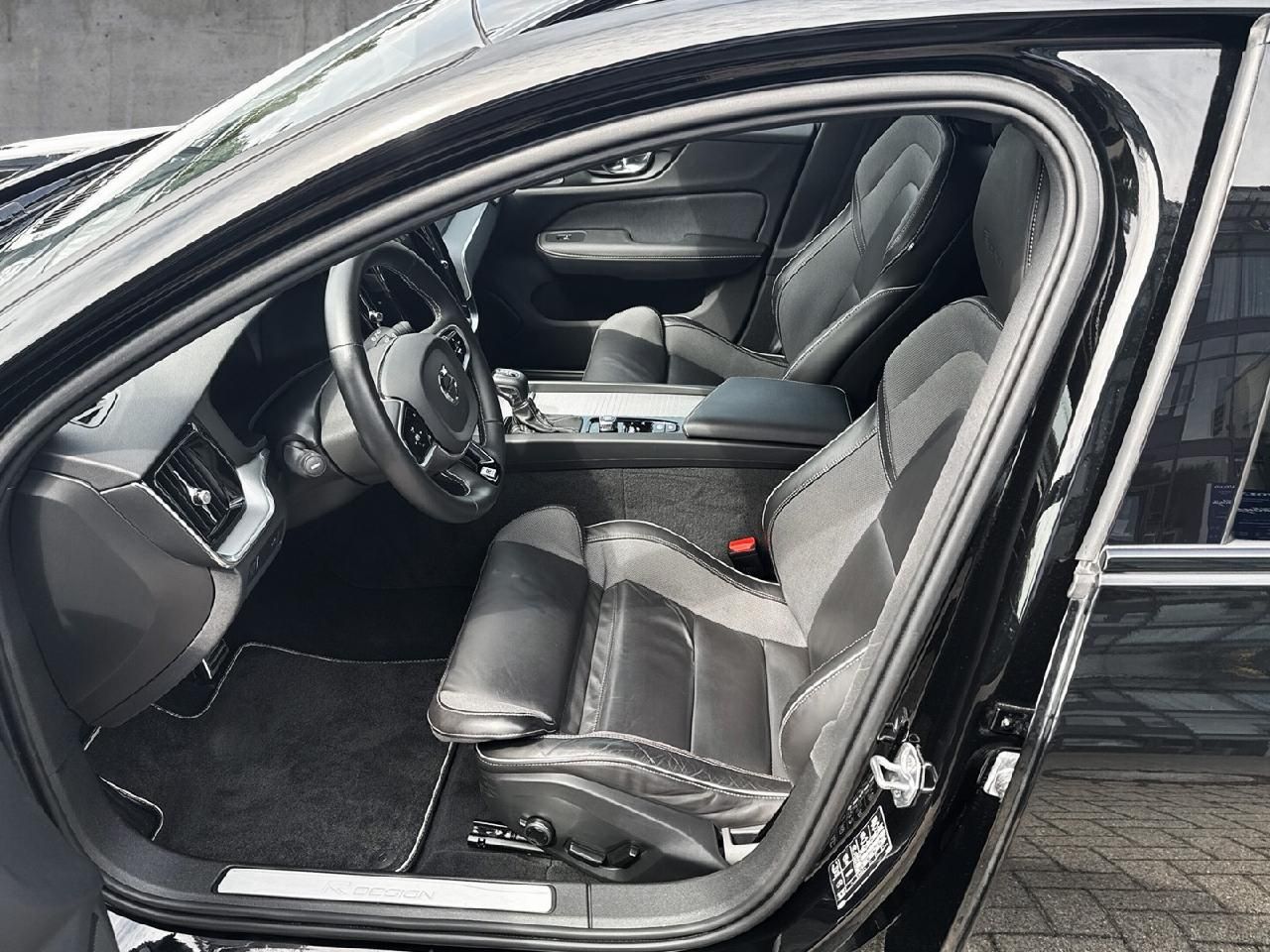 Fahrzeugabbildung Volvo V60 T5 Geartronic R-Design