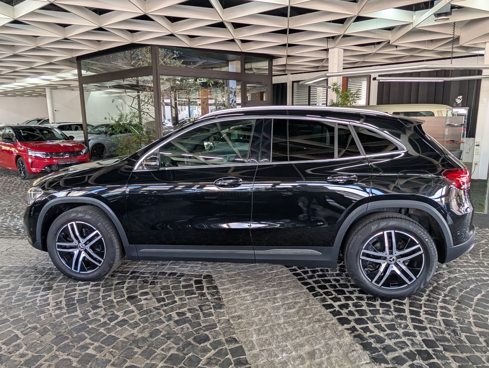 Fahrzeugabbildung Mercedes-Benz GLA 200 d LEDER AHK MBUX VIRT APP KAM SHZ ALU18"