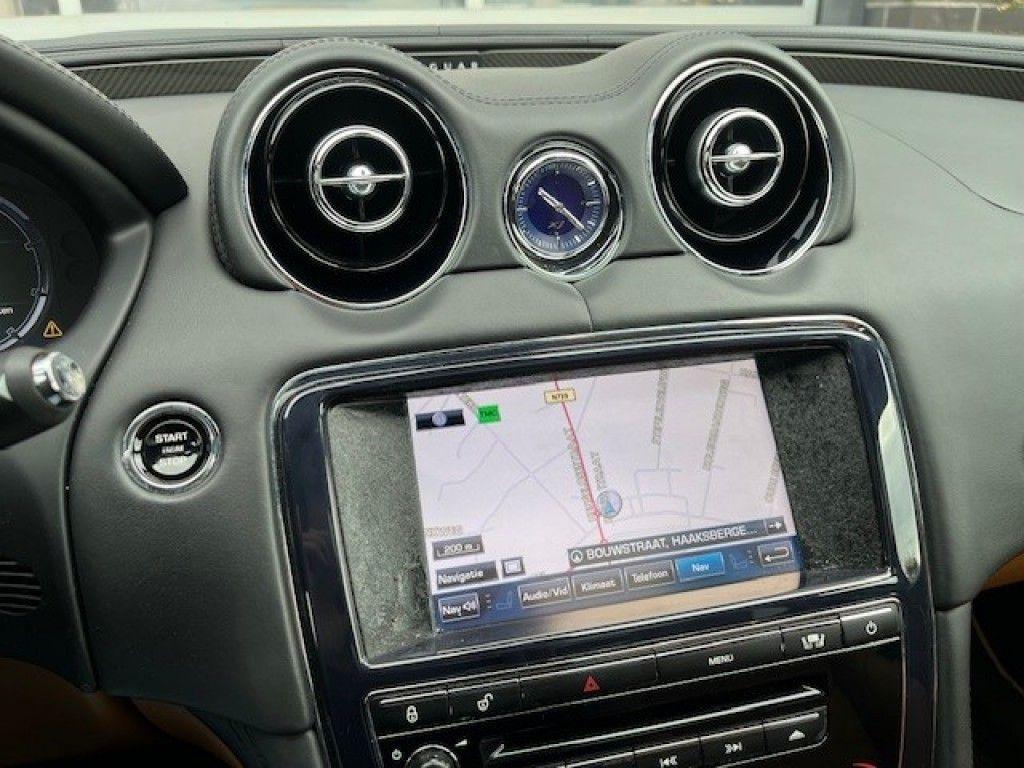 Jaguar XJ 3.0 V6 Diesel 275 ch – Design Edition Sport – Pano – 20" – Cuir – Caméra
