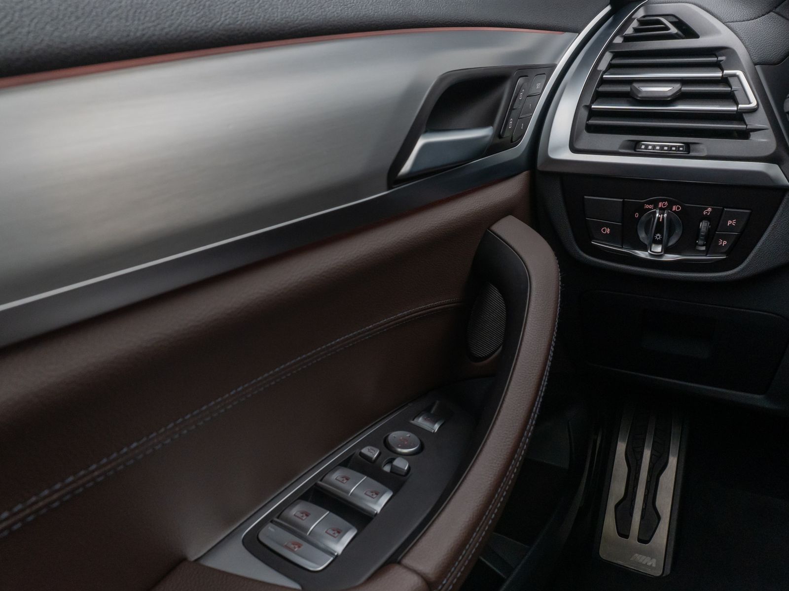 Fahrzeugabbildung BMW iX3 Impressive M Sport Panorama Kamera HUD H/K