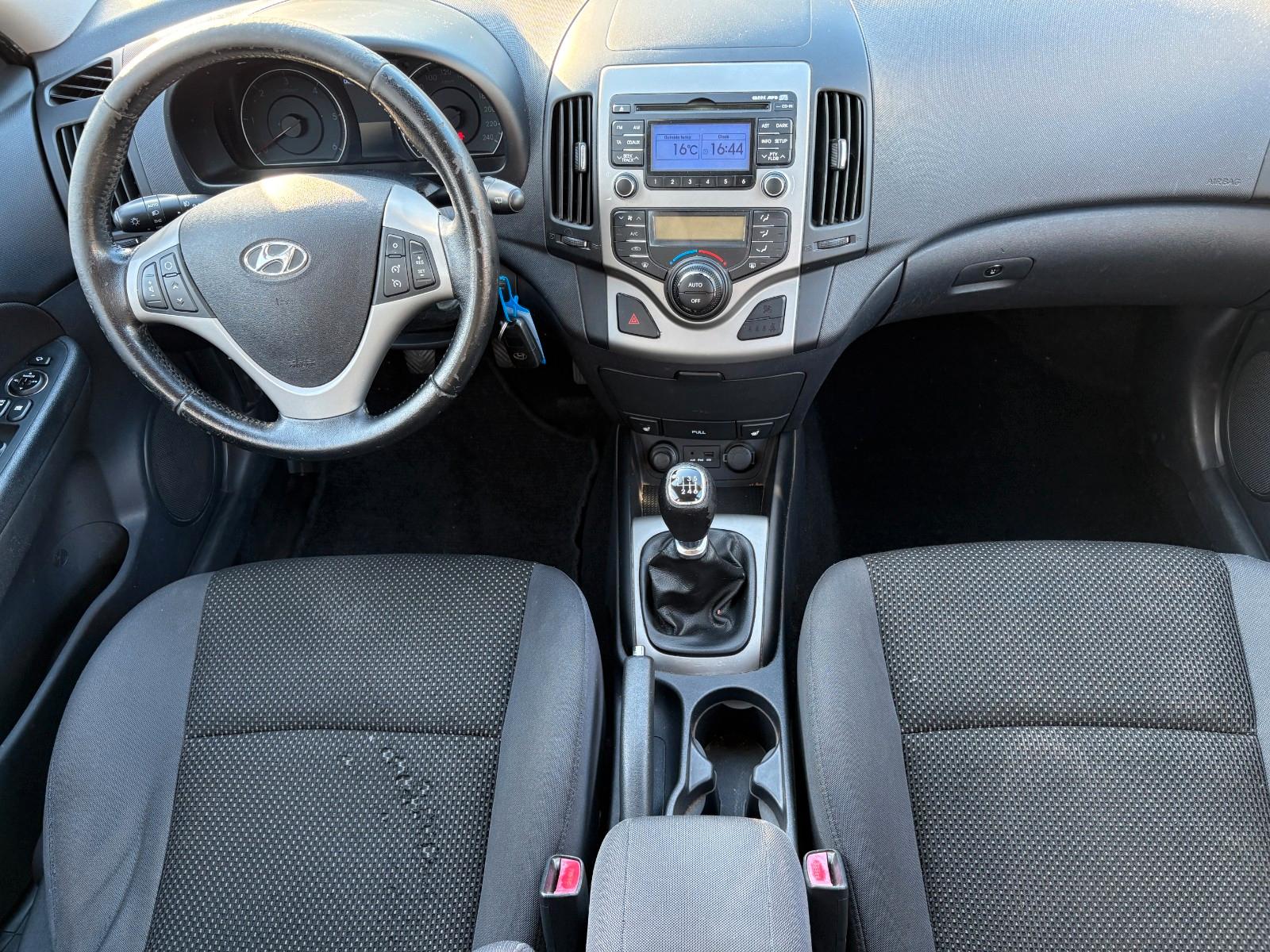 Hyundai i30 2010 — photo 8