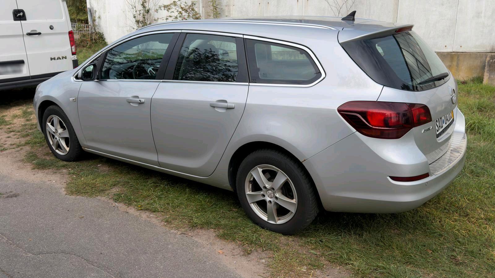 Opel Astra 2011 — фото 6