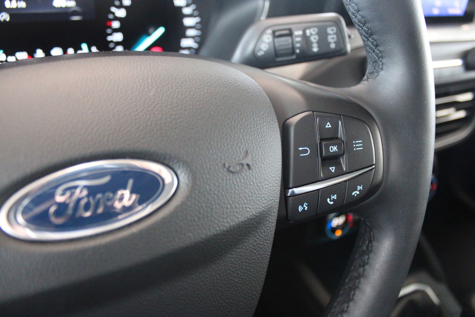 Fahrzeugabbildung Ford Focus Titanium LED WinterPaket DAB NAVI 1.Hand