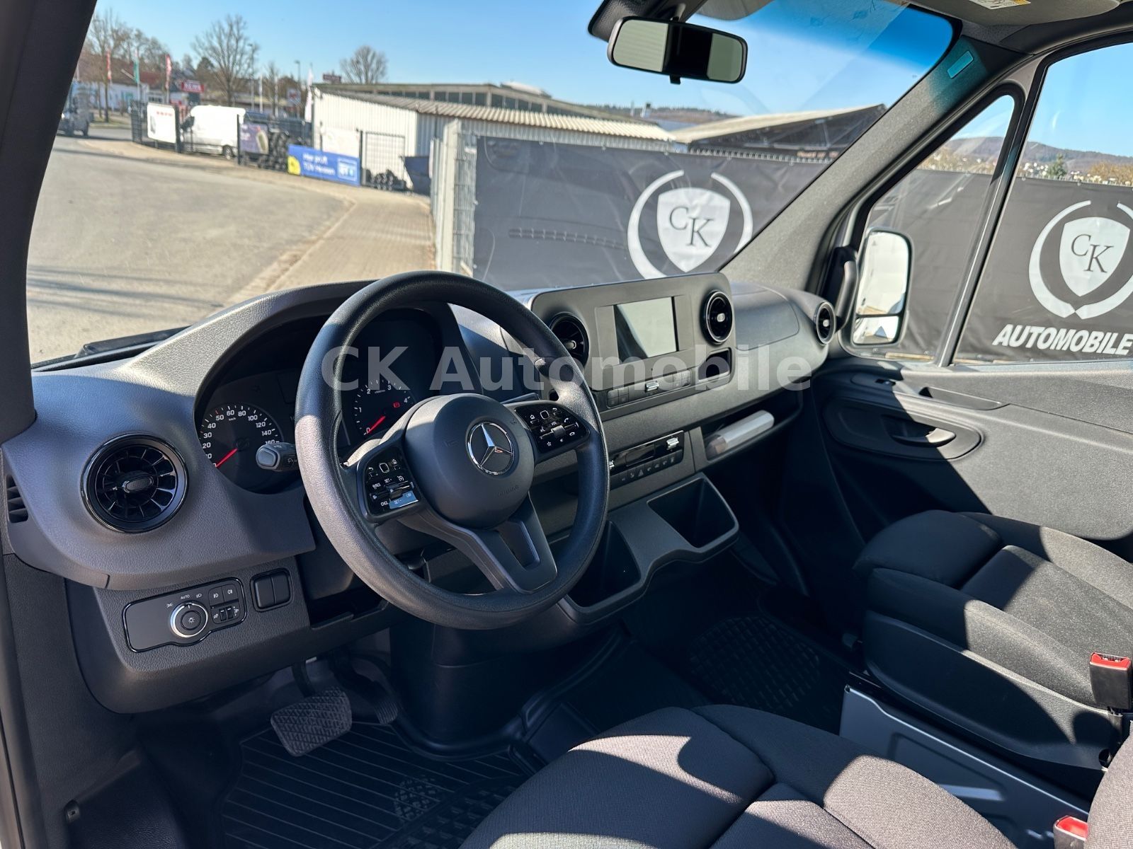 Fahrzeugabbildung Mercedes-Benz Sprinter 319 Kombi 4x4/8 Sitze/Klima/Navi/Kamera